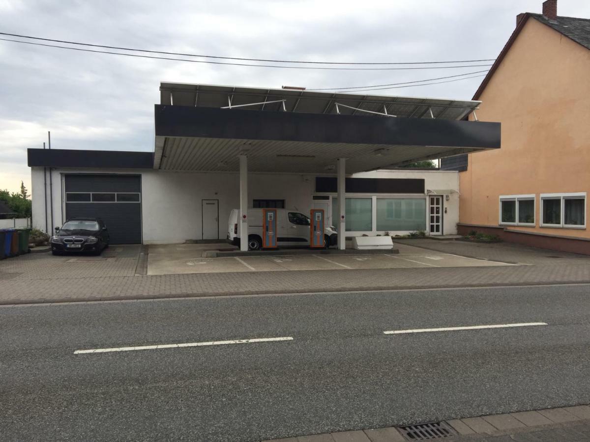 Alte Tankstelle Apartment Strassenhaus Екстериор снимка